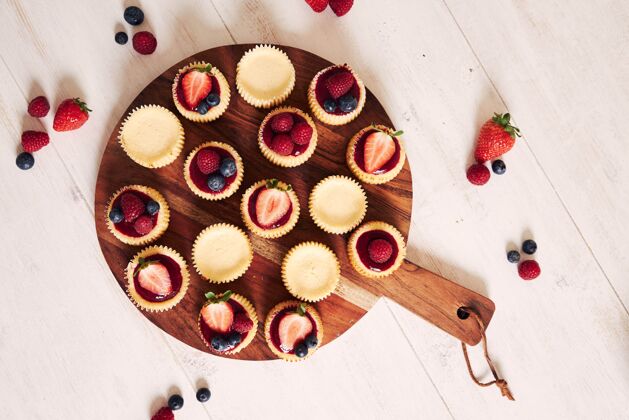 奇迹高角度拍摄的奶酪蛋糕与水果果冻和水果在一个木制的盘子美味覆盆子草莓