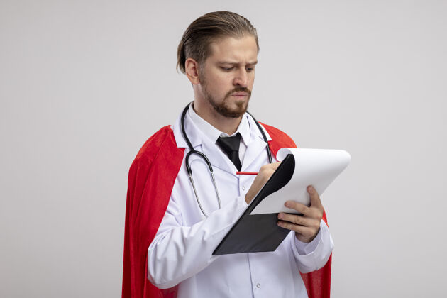 超级英雄一个穿着医用长袍 手持听诊器的年轻超级英雄 在白纸上写着什么医学写作听诊器