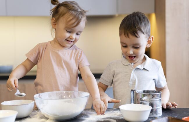 在家中镜头快乐的孩子们在厨房孩子中镜头室内