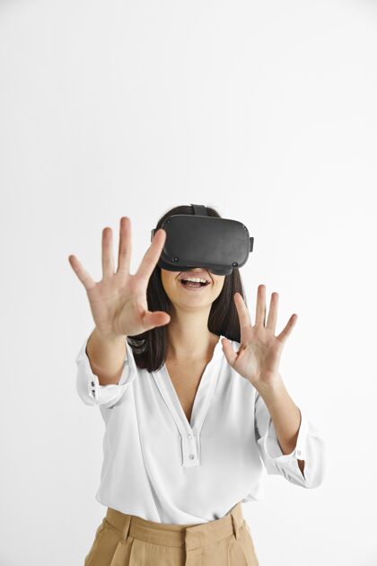 小玩意戴着虚拟现实耳机的女人虚拟现实耳机室内科技