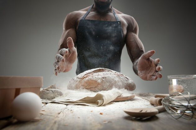 面包美国黑人男子特写在木桌上烹调新鲜的谷类食品 面包 麸皮好吃 营养 工艺制品美国健康面粉