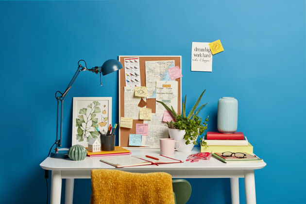 房间学生的工作场所带台灯的桌面 打开的笔记本 文具和绿色的室内植物 蓝色的咖啡壶家庭办公室桌子水平记事本