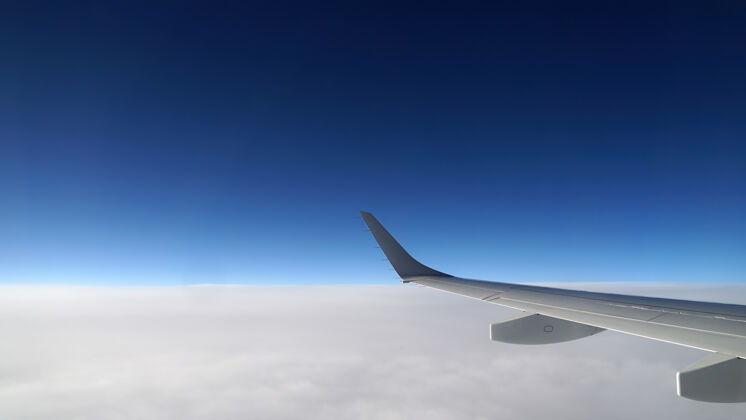 云从窗户看飞机机翼飞机天空飞行