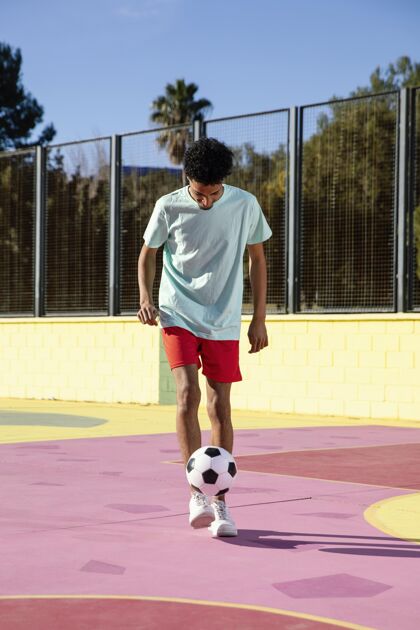足球运动员年轻人在踢足球肖像体育男