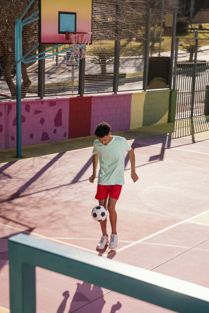 球员一个正在踢足球的年轻人男人体育足球运动员