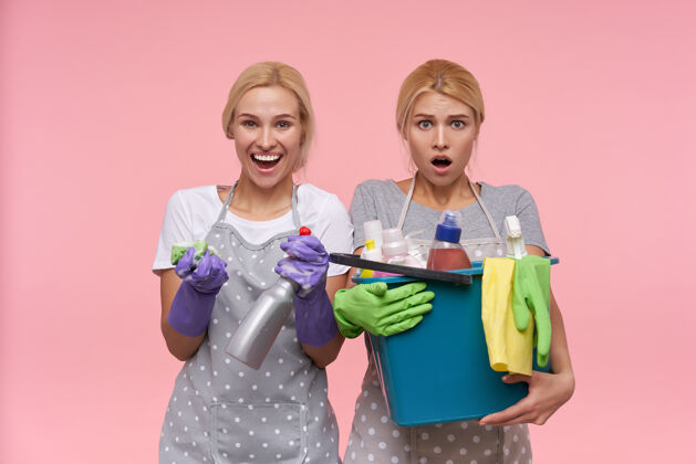 家居年轻的金发可爱的主妇们戴着橡胶手套准备春季大扫除洗涤剂工作表情