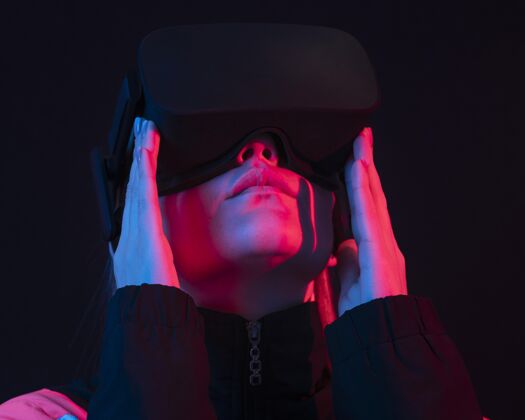 技术用未来装置特写的女人虚拟水平创新