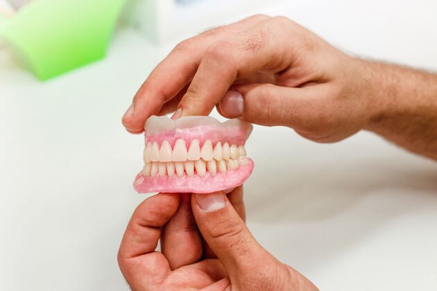 恐怖全口义齿在牙科诊所单身物体细节