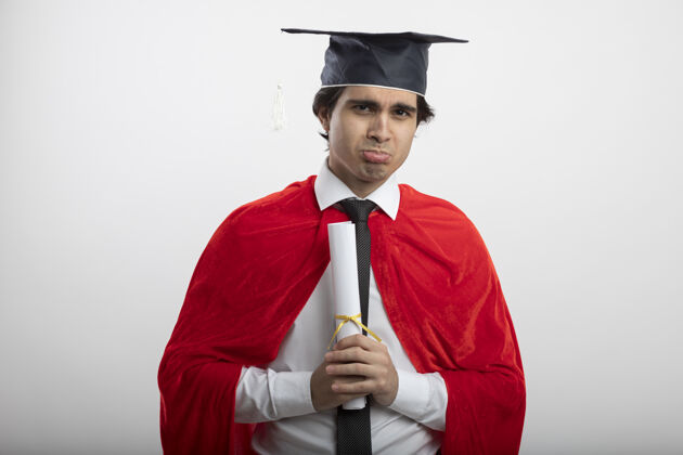 超级英雄年轻的超级英雄戴着毕业帽打着领带拿着毕业证书看着摄像机抱着证书领带