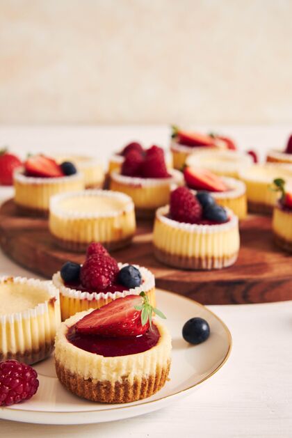 浆果高角度拍摄的奶酪蛋糕与水果果冻和水果在一个木制的盘子糖烘焙板