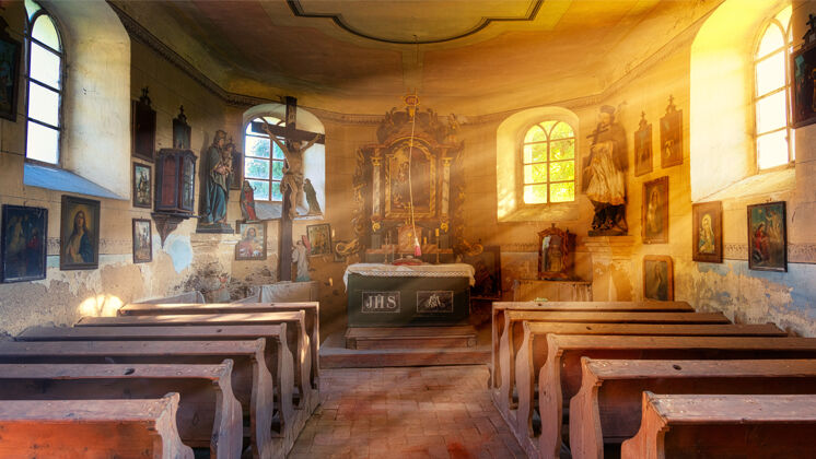 十字架教堂里的棕色木椅室内天主教耶稣