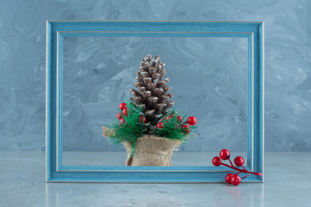 装饰品圣诞装饰松果和大理石背景上的空相框高品质的照片浆果松树圆锥体