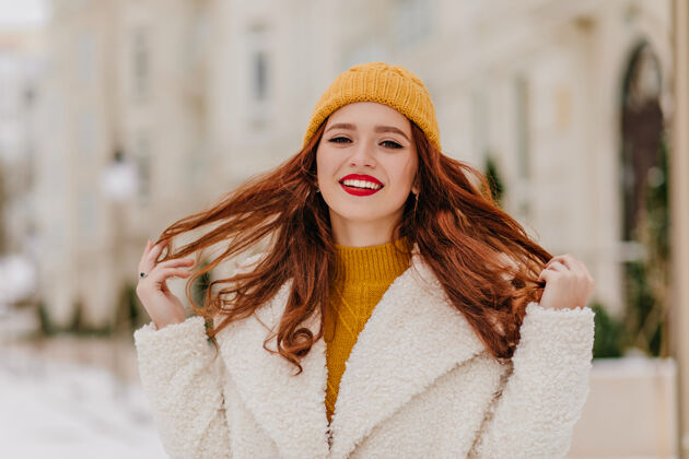 寒冷的天气令人惊叹的红头发女人在街上跳舞的户外照片幽默的姜女士在寒冷的日子里笑着冬季欧洲季节