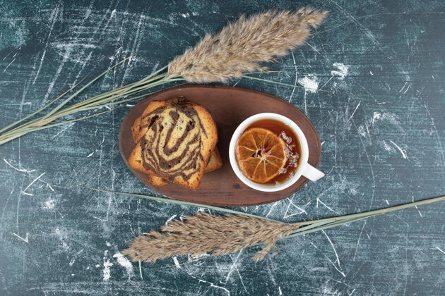 条纹自制斑马蛋糕和一杯茶大理石背景高品质的照片杯子烘焙小麦