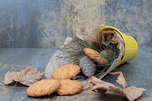甜点饼干 草和松果在大理石桌上桶高品质的照片松果曲奇甜点