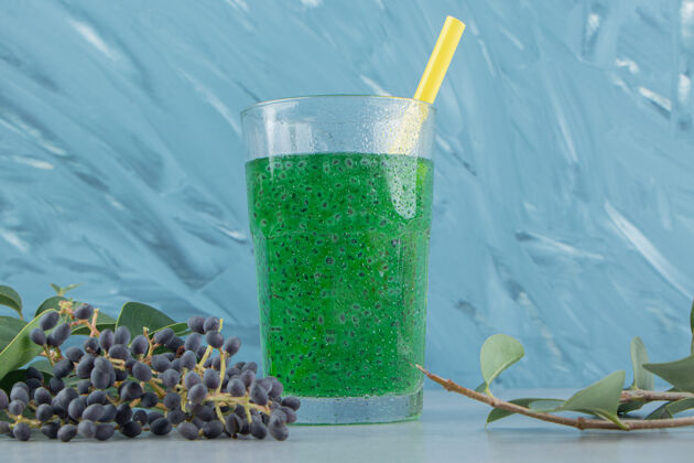 糖葡萄和绿色果汁的蓝色背景高品质的照片美味配料美味