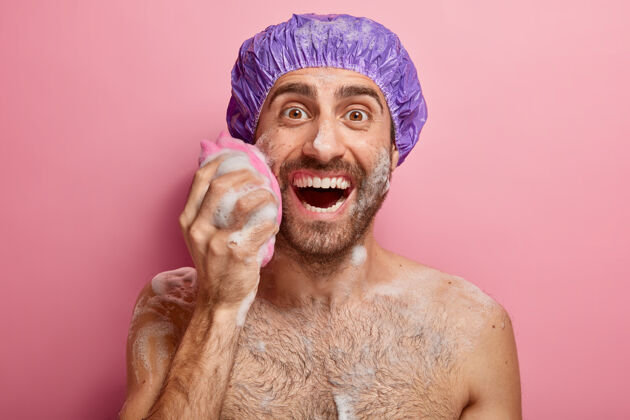 浴缸很高兴男人做他的美容程序淋浴满意剃须