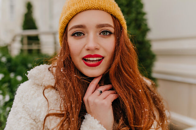 女模特无忧无虑的姜黄色长发女人的特写镜头冬季嬉戏女郎摆姿势的户外照片成人云杉姜黄色头发