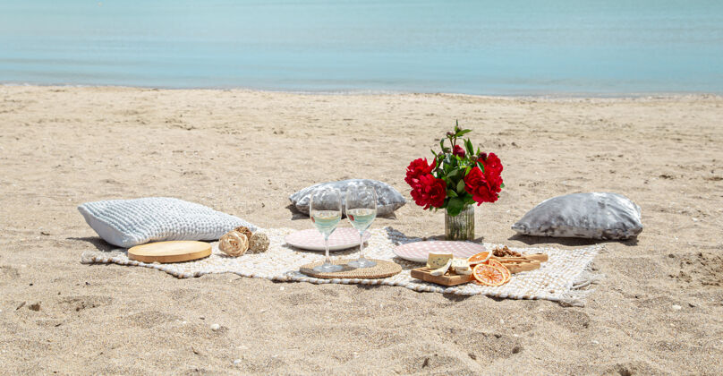 小吃夏日美丽浪漫的海边野餐度假的概念酒精浪漫大海