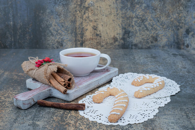茶姜饼饼干 肉桂和一杯茶放在大理石桌上高品质照片小吃美味姜饼