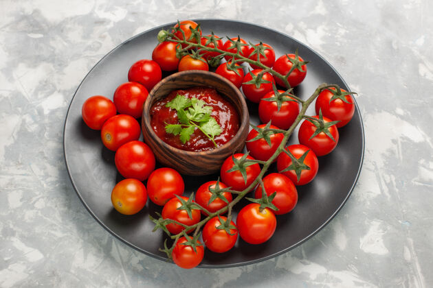 西红柿半顶视图新鲜樱桃西红柿内板上白色表面半顶膳食饮食