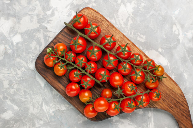 香草顶视图新鲜的樱桃西红柿成熟的蔬菜在白色的表面顶部沙拉蔬菜