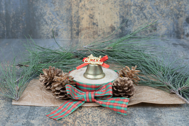 松果圣诞玩具与弓和两个松果在大理石背景高品质的照片丝带节日蝴蝶结