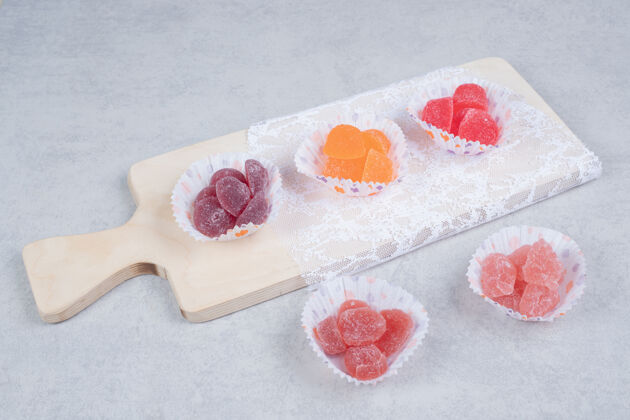 糖果一堆五颜六色的果冻糖在木板上高品质的照片美味五颜六色果酱