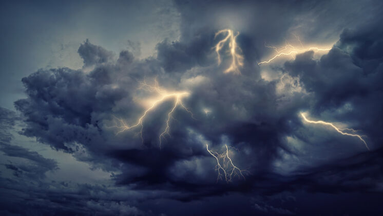 雷雨夜间闪电击中多云的天空天气闪电风暴
