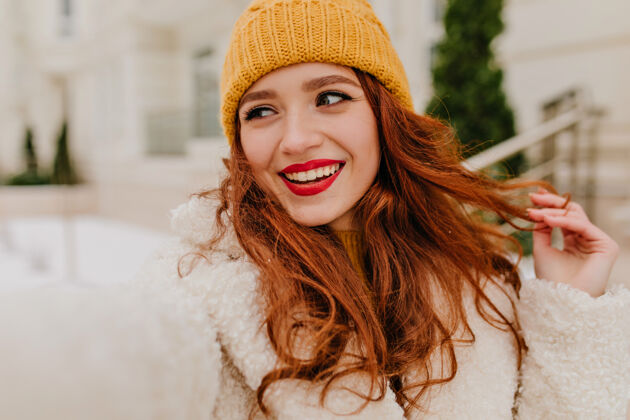 冬季时间迷人的红发女孩享受冬天户外照片无忧无虑的高加索女士在寒冷的日子自拍女性城市自拍