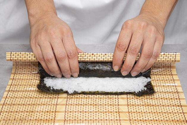 菜肴双手合拢准备美味的寿司安排美食食谱
