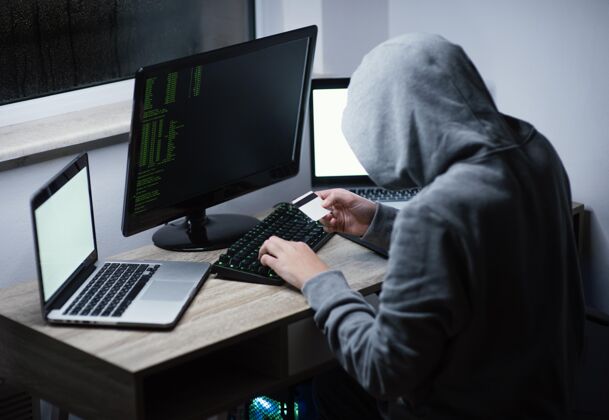 黑屏少年男孩玩电脑和笔记本电脑上瘾显示器青少年