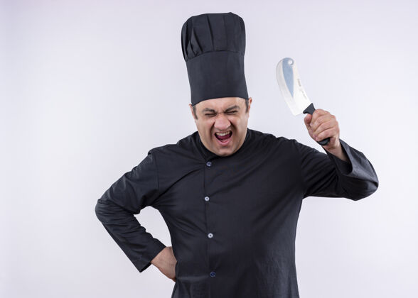 穿疯狂男厨师身穿黑色制服 头戴厨师帽 挥舞着刀 站在白色背景上愤怒地大叫站着男性摇摆
