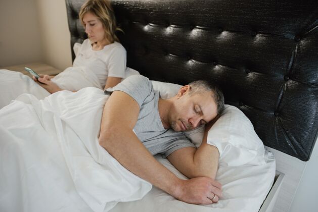 男人妻子在丈夫睡觉的时候用手机女人上瘾设备