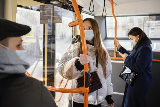 措施在公共交通工具上戴口罩的人技术电话口罩
