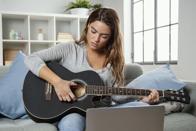 流弹吉他的女人吉他技术小玩意