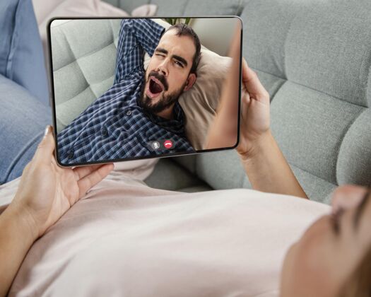 技术用平板电脑进行视频通话的特写镜头女人室内设备