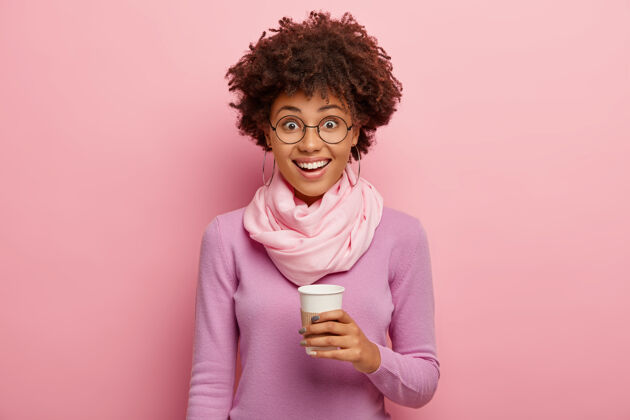 杯子快乐的黑皮肤非洲发型女人横拍 拿着咖啡纸杯 穿着紫色套头衫和丝巾室内姿势年轻