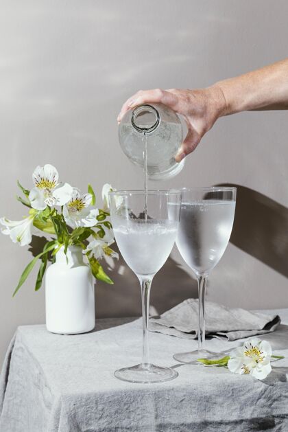 液体桌上有几杯水和花水桌子倒水