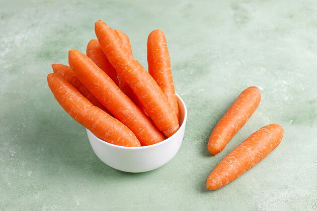 成熟的碗里放着不同的胡萝卜有机新鲜营养