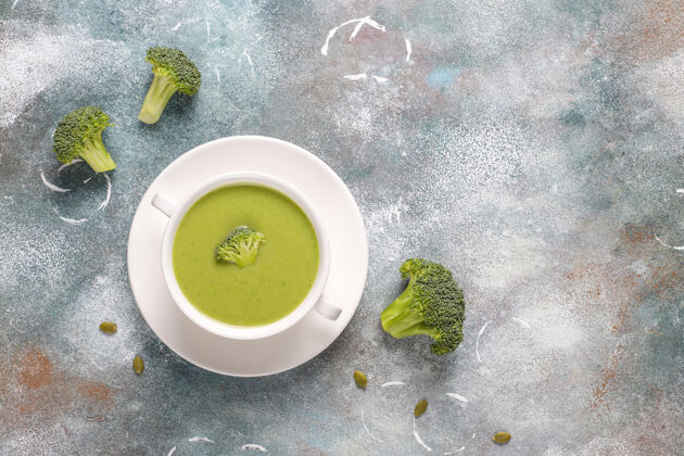 蔬菜美味的绿色自制西兰花奶油汤自制汤菜
