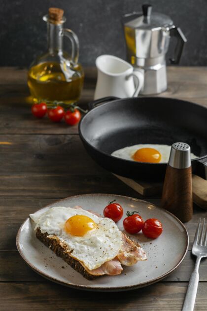 垂直美味的早餐与鸡蛋和培根高角度安排食物培根