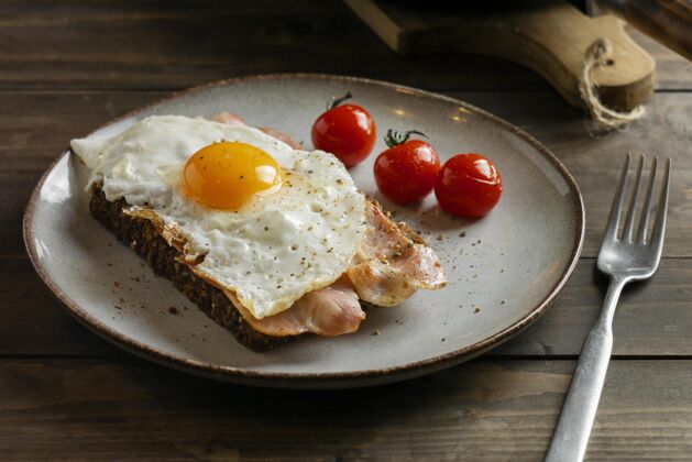 美食美味的早餐 有鸡蛋和培根高角度西红柿菜肴