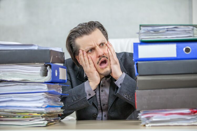 恐惧在办公室工作的年轻商人——压力的概念专业财务会议