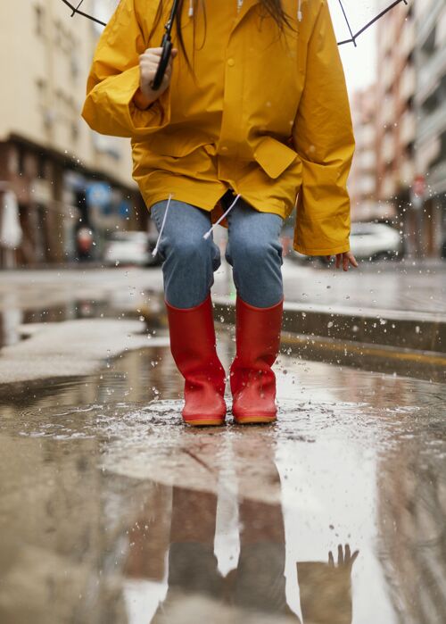 人雨中撑伞的女人肖像外观长相