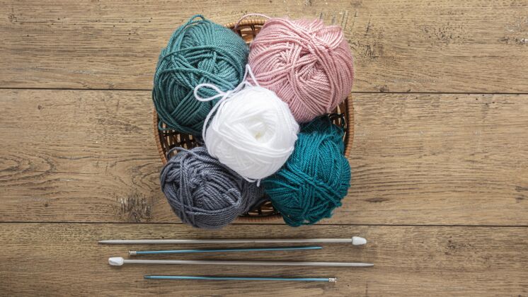 纺织品毛线和编织针放在篮子里羊毛顶视图针织