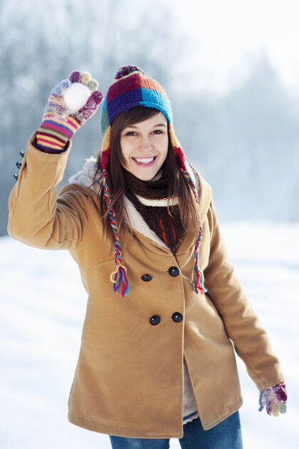 季节扔雪球的年轻女子霜冻肖像运动