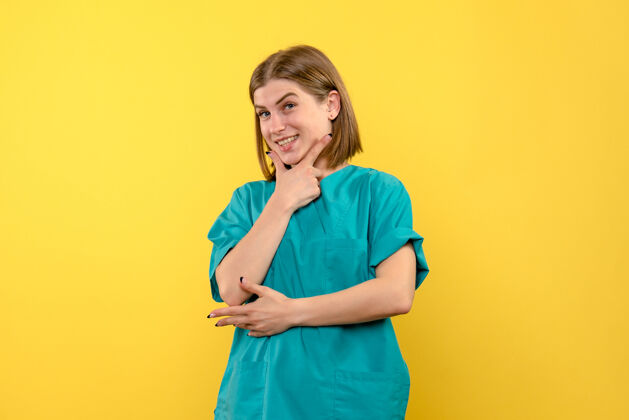 一正面图黄色空间上微笑的女医生成人女人女士