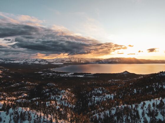 明亮鸟瞰美丽的太浩湖拍摄的雪景日落在加利福尼亚州 美国雪冷地平线