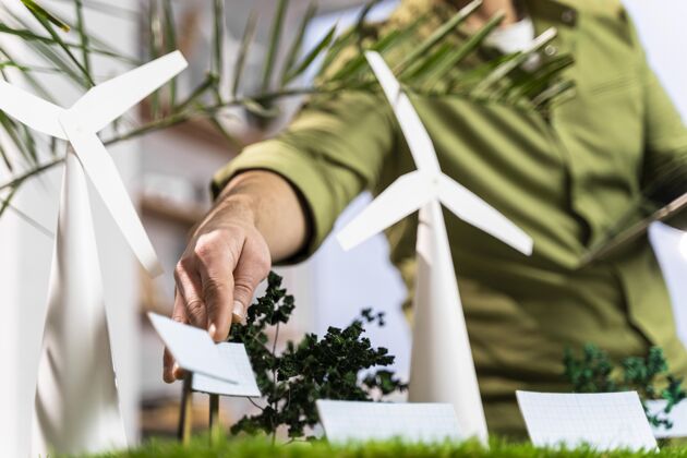 技术专家男人正在整理一个生态友好的风力发电项目布局布局风力涡轮机项目